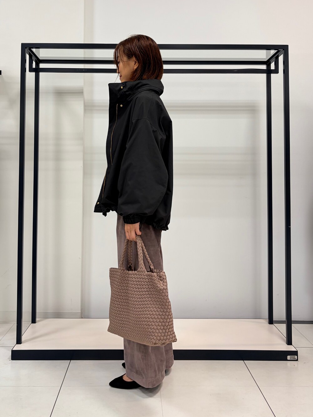 ピンク系のニット/セーター、ブラウン系のその他パンツ、ブラック系のブルゾンを着用したレディースの秋コーディネートの5枚目の写真