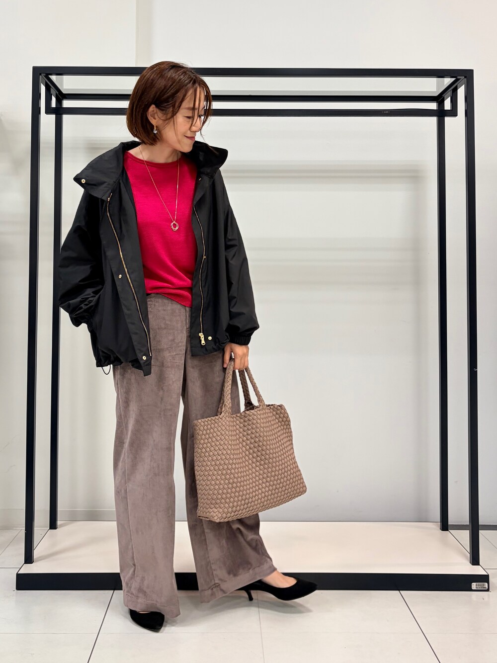ピンク系のニット/セーター、ブラウン系のその他パンツ、ブラック系のブルゾンを着用したレディースの秋コーディネートの3枚目の写真