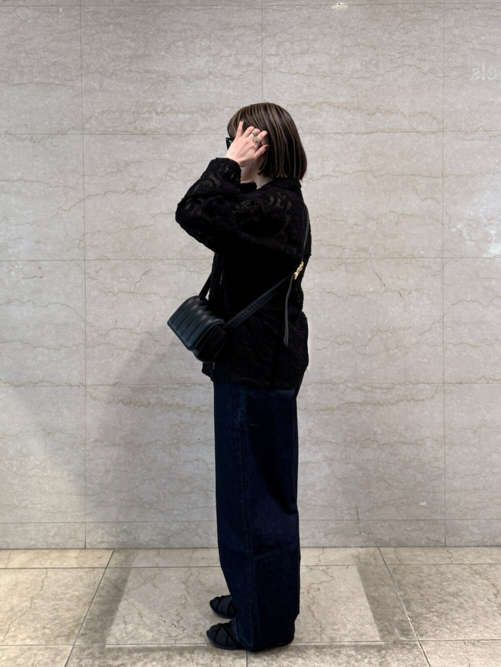 ブルー系のデニムパンツ、ブラック系のテーラードジャケットを着用したレディースの春コーディネートの4枚目の写真