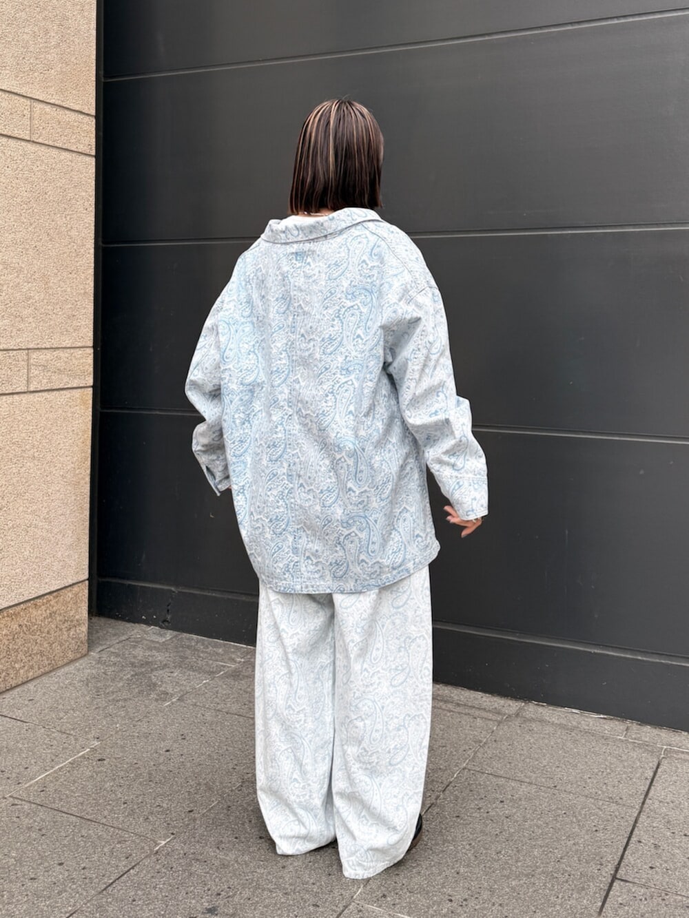 ホワイト系のTシャツ/カットソー、ブルー系のカバーオール、ブルー系のデニムパンツを着用したレディースの春コーディネートの7枚目の写真