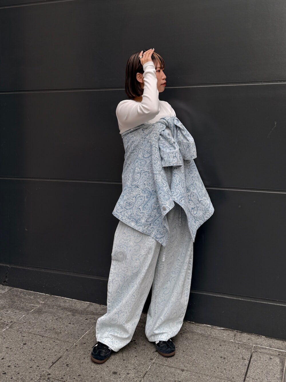 ホワイト系のTシャツ/カットソー、ブルー系のカバーオール、ブルー系のデニムパンツを着用したレディースの春コーディネートの4枚目の写真