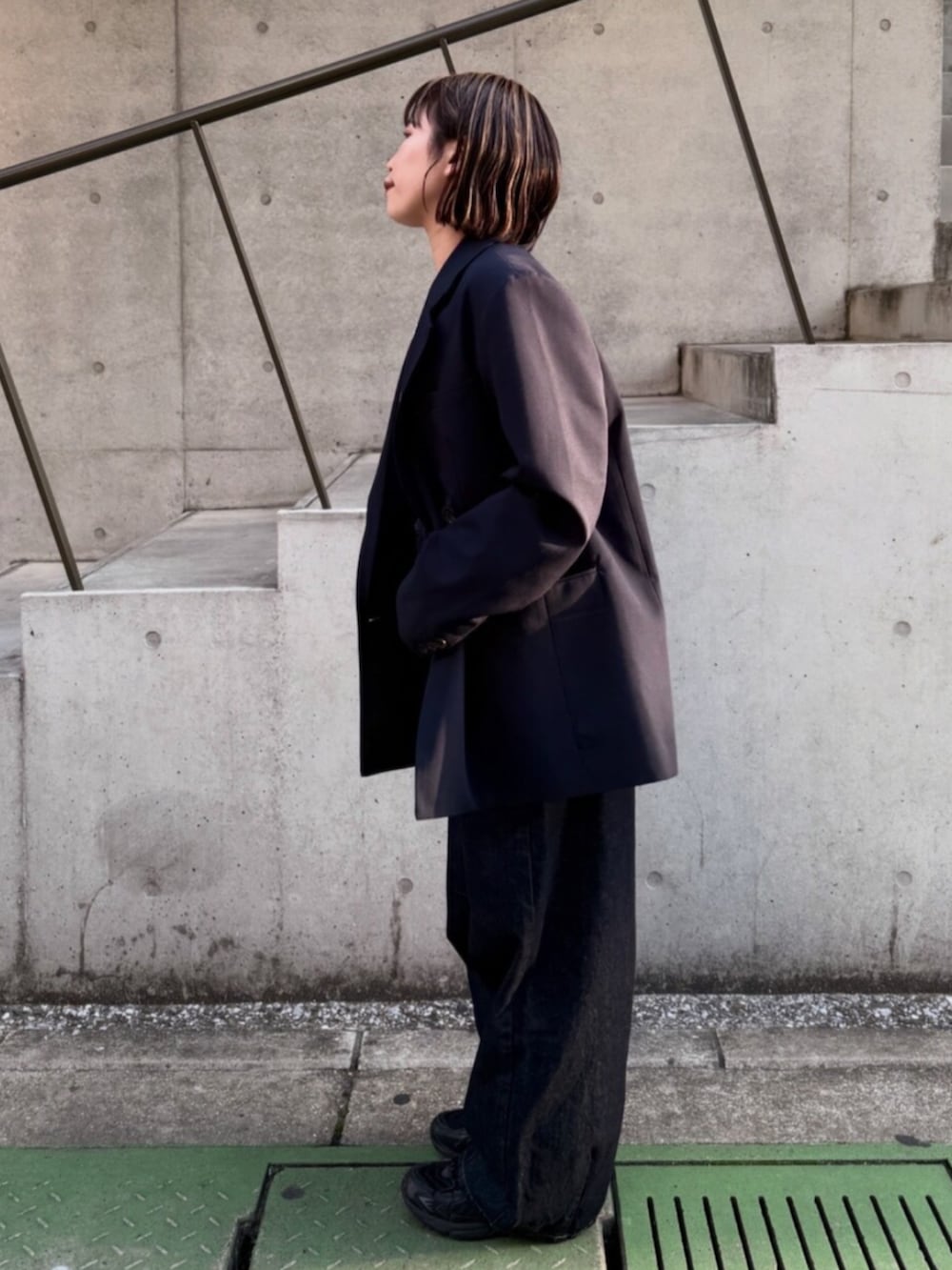 ブルー系のテーラードジャケット、ホワイト系のTシャツ/カットソー、ブルー系のデニムパンツを着用したレディースの春コーディネートの2枚目の写真