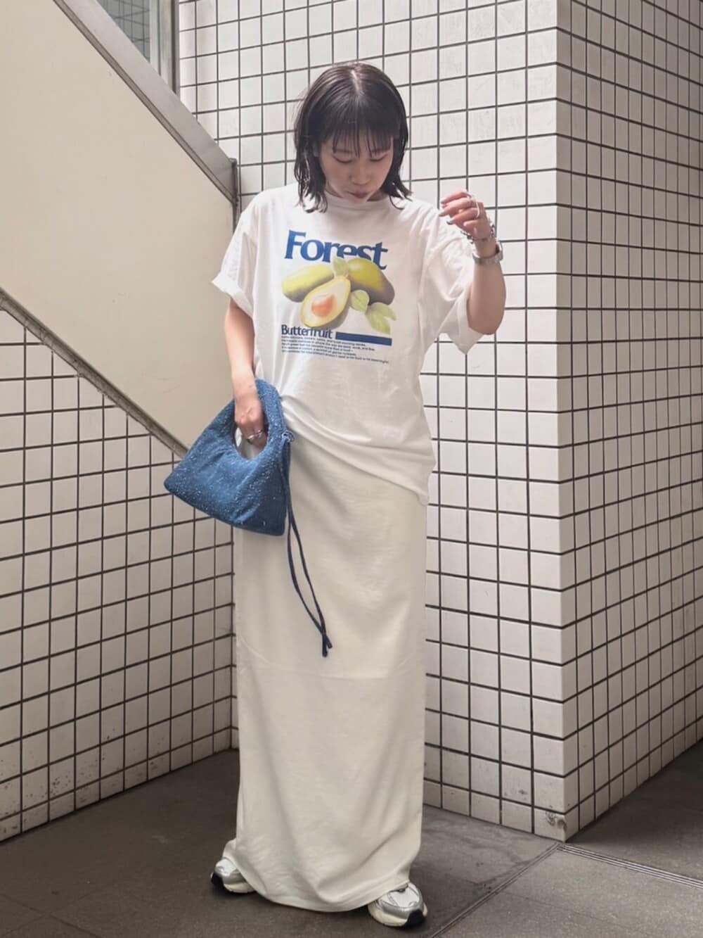 ホワイト系のTシャツ/カットソー、ブルー系のハンドバッグ、ホワイト系のワンピースを着用したレディースの春コーディネートの3枚目の写真
