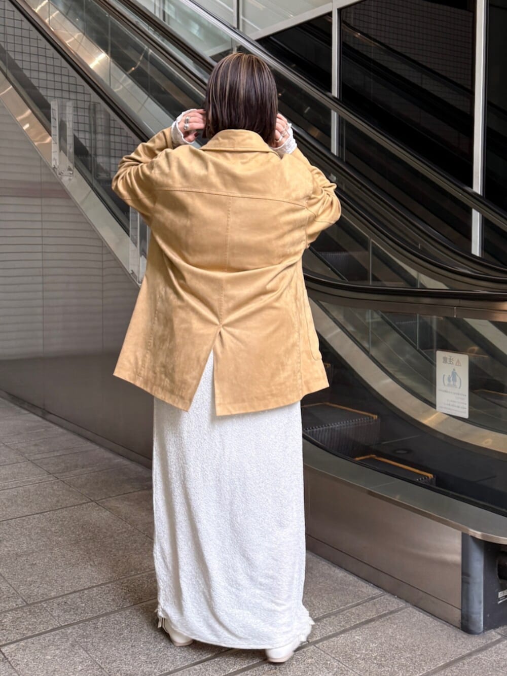 イエロー系のテーラードジャケット、ホワイト系のTシャツ/カットソー、ホワイト系のスカートを着用したレディースの春コーディネートの5枚目の写真