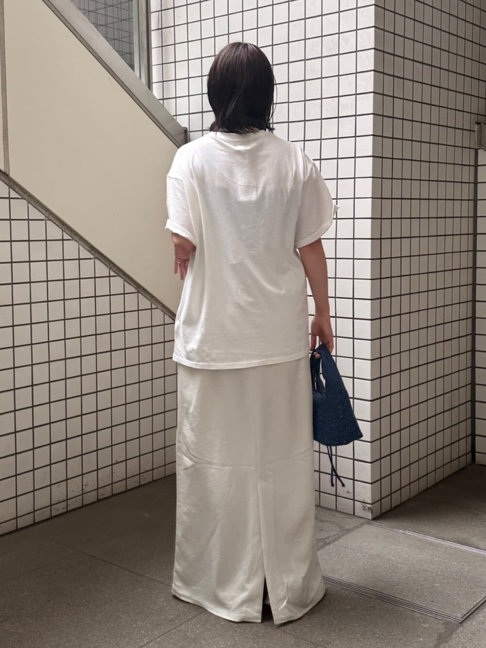 ホワイト系のTシャツ/カットソー、ブルー系のハンドバッグ、ホワイト系のワンピースを着用したレディースの春コーディネートの5枚目の写真