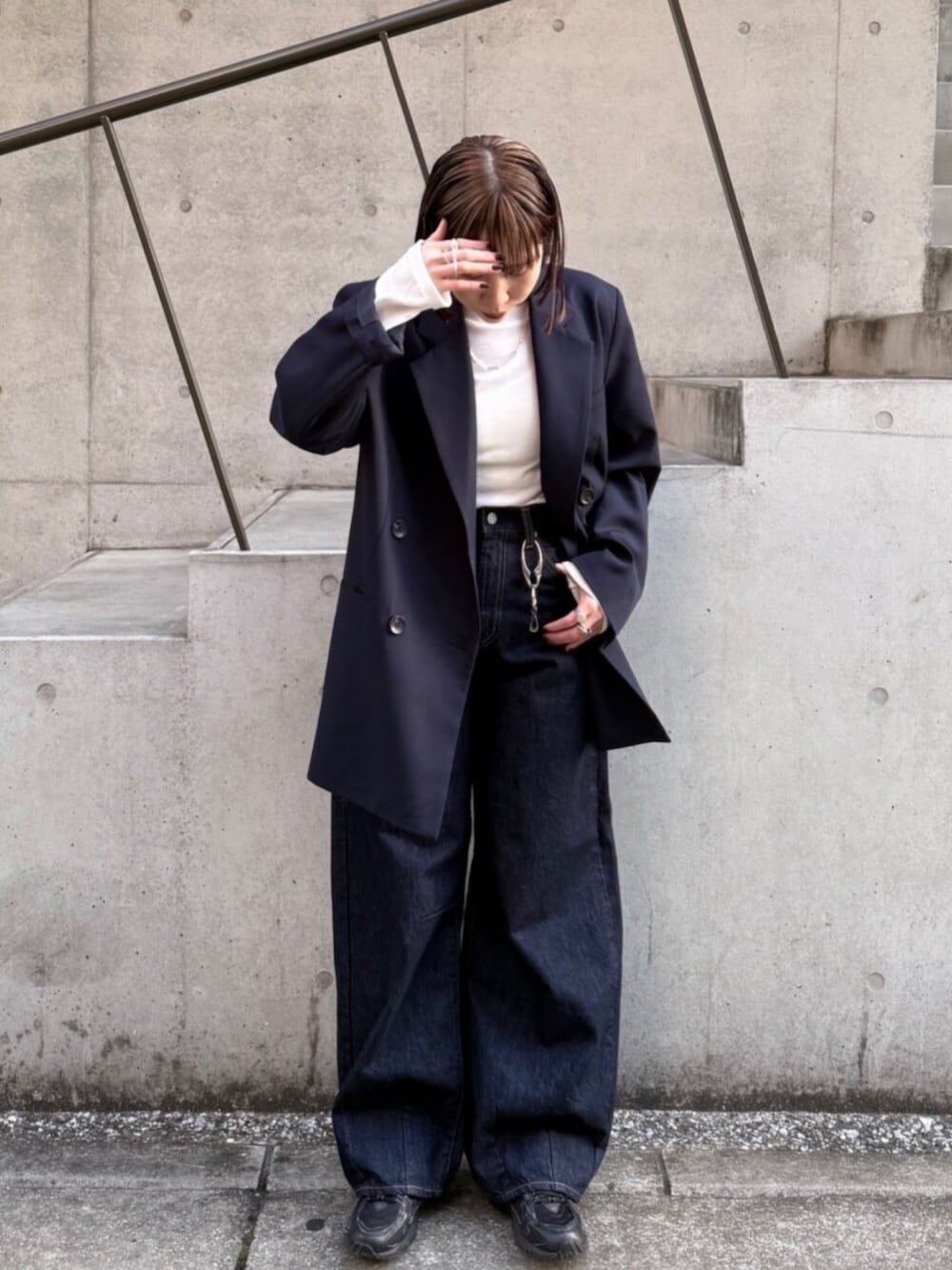 ブルー系のテーラードジャケット、ホワイト系のTシャツ/カットソー、ブルー系のデニムパンツを着用したレディースの春コーディネートの4枚目の写真