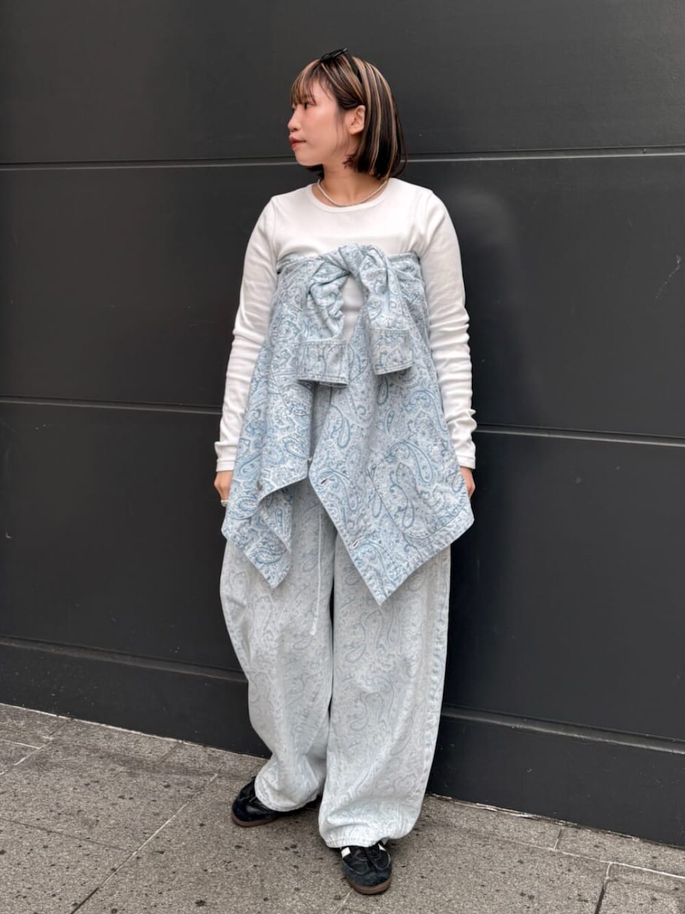 ホワイト系のTシャツ/カットソー、ブルー系のカバーオール、ブルー系のデニムパンツを着用したレディースの春コーディネートの3枚目の写真