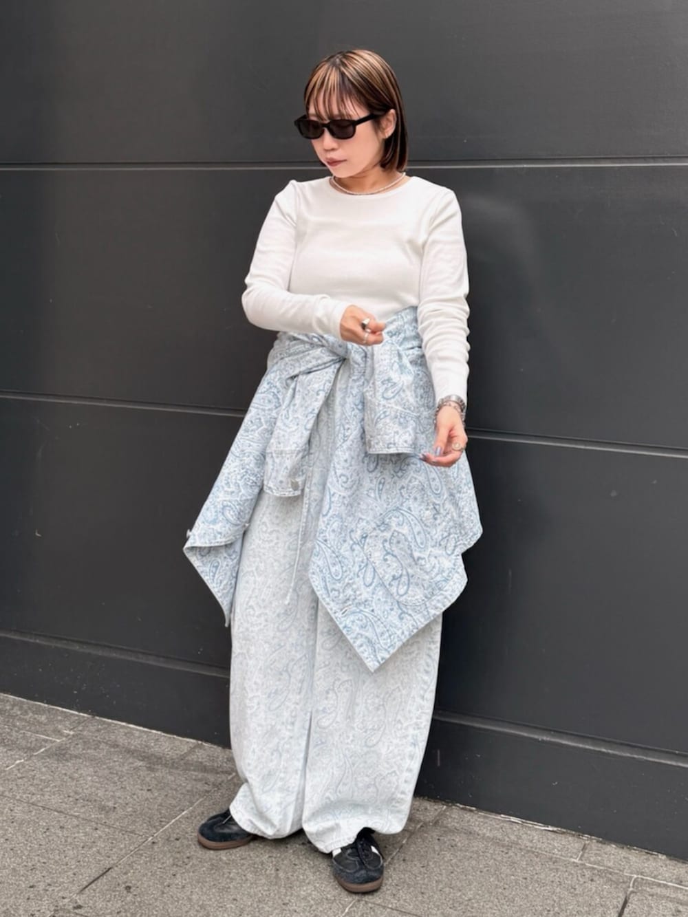 ホワイト系のTシャツ/カットソー、ブルー系のカバーオール、ブルー系のデニムパンツを着用したレディースの春コーディネートの2枚目の写真