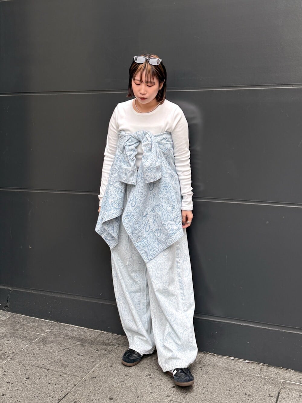 ホワイト系のTシャツ/カットソー、ブルー系のカバーオール、ブルー系のデニムパンツを着用したレディースの春コーディネートの5枚目の写真