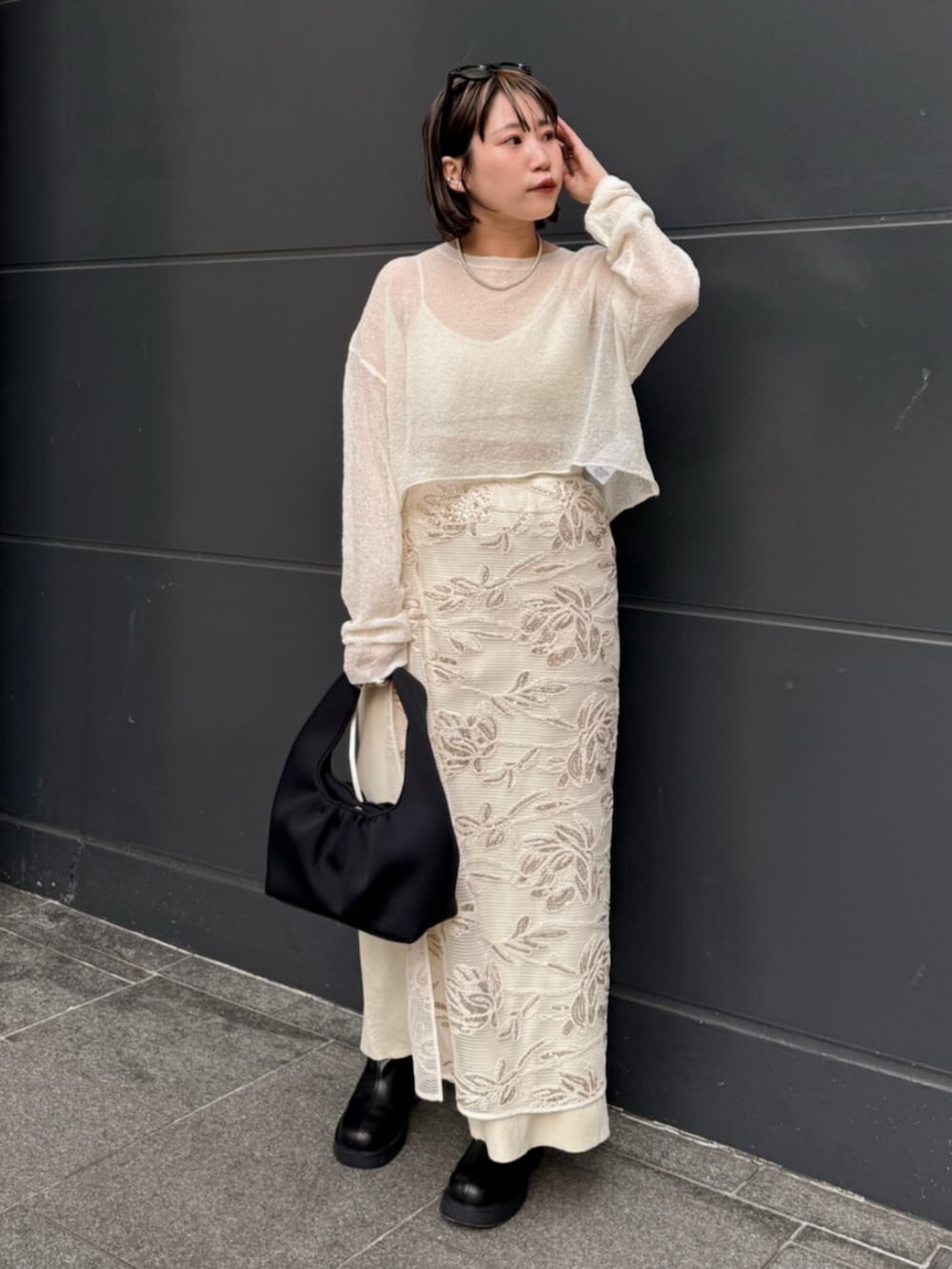 ホワイト系のスカート、ホワイト系のニット/セーター、イエロー系のスカートを着用したレディースの春コーディネートの3枚目の写真