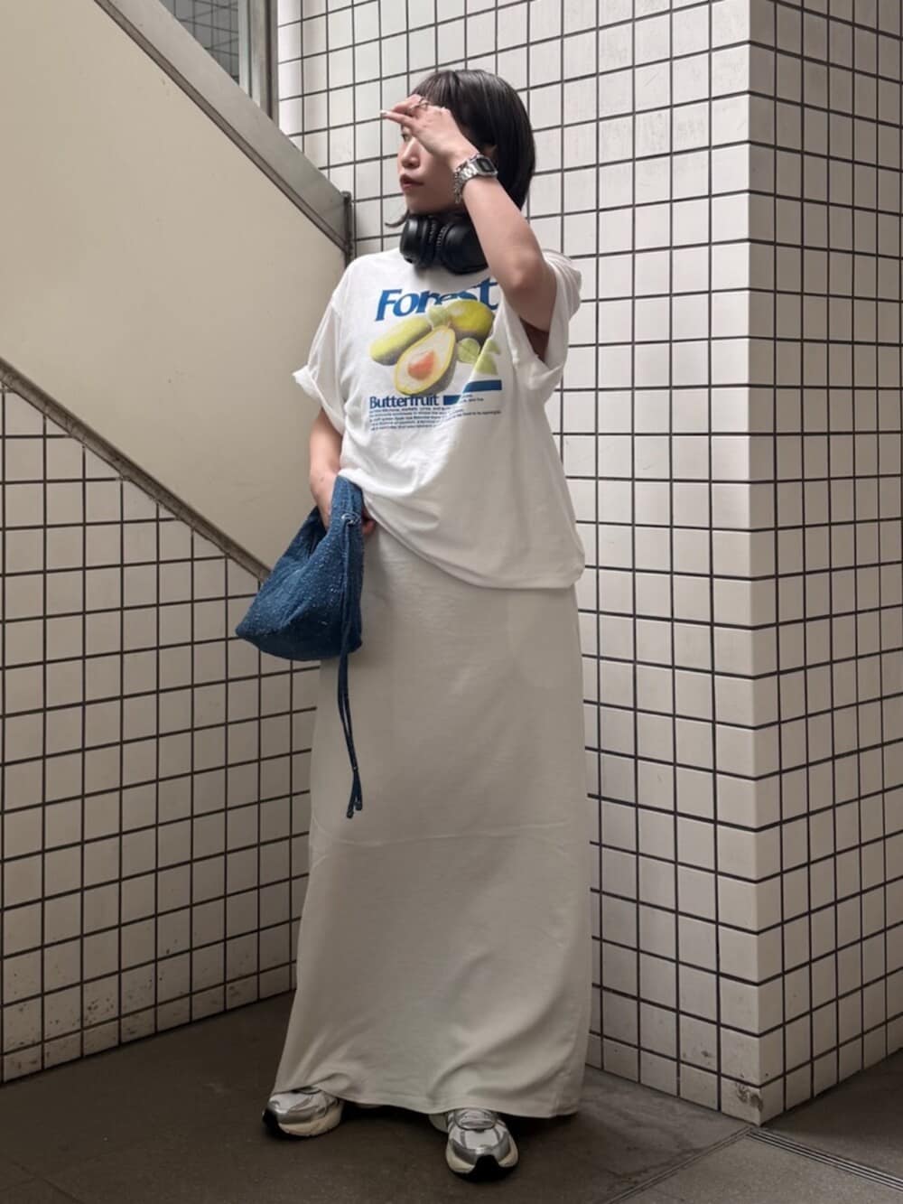 ホワイト系のTシャツ/カットソー、ブルー系のハンドバッグ、ホワイト系のワンピースを着用したレディースの春コーディネートの2枚目の写真