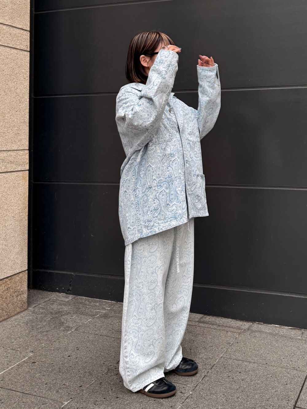 ホワイト系のTシャツ/カットソー、ブルー系のカバーオール、ブルー系のデニムパンツを着用したレディースの春コーディネートの8枚目の写真