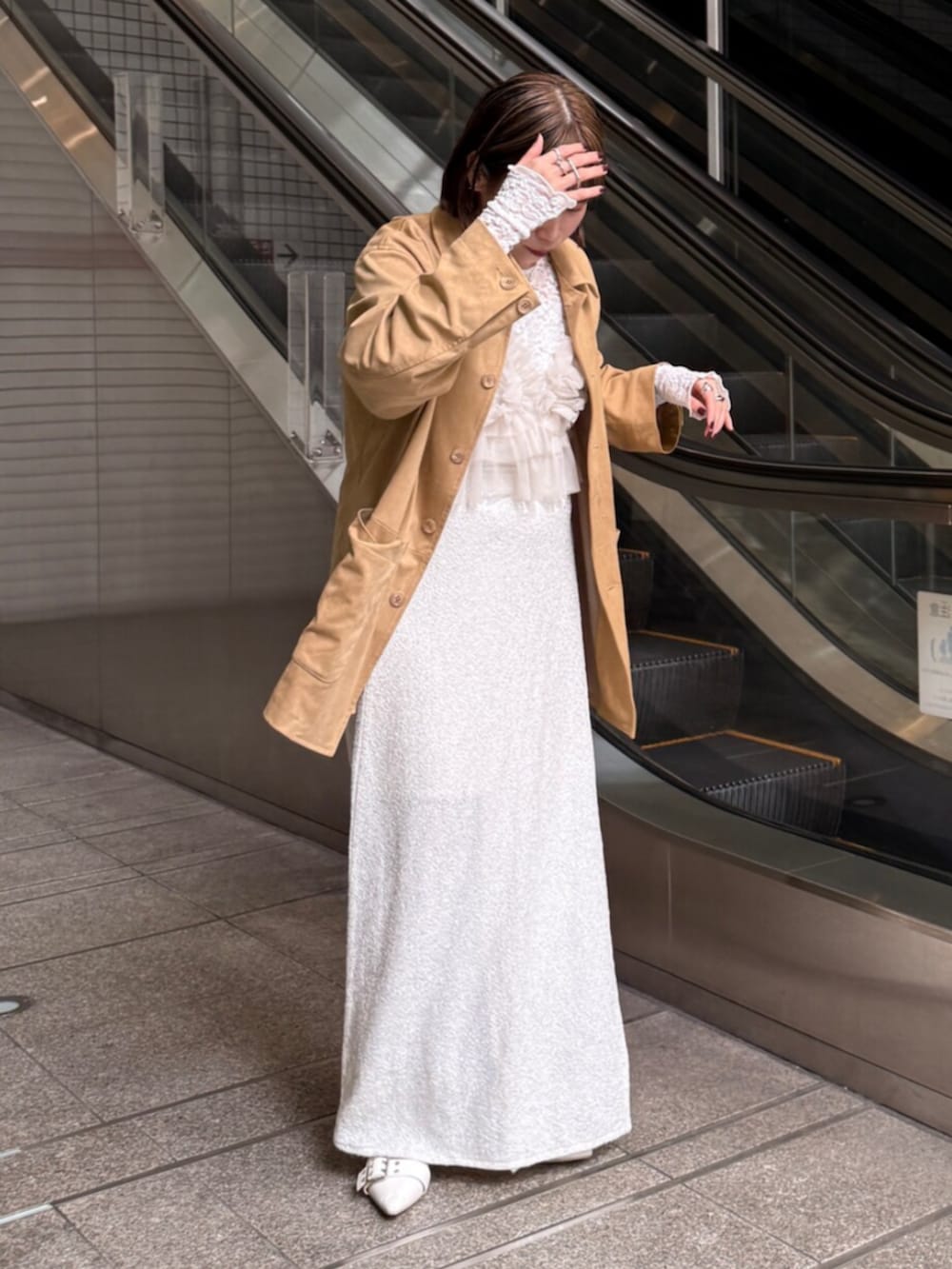 イエロー系のテーラードジャケット、ホワイト系のTシャツ/カットソー、ホワイト系のスカートを着用したレディースの春コーディネートの3枚目の写真