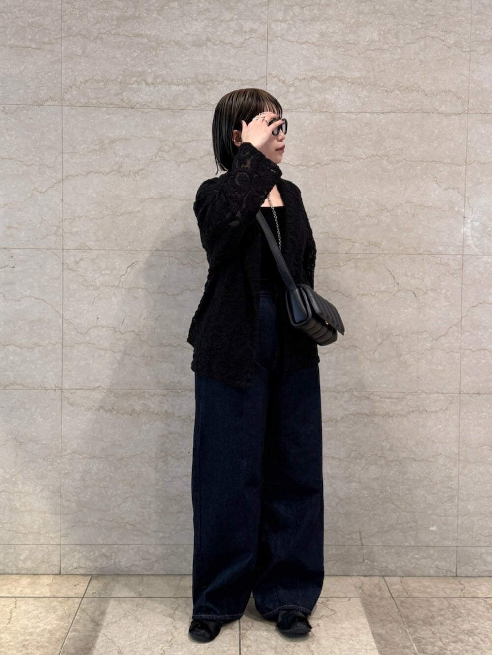 ブルー系のデニムパンツ、ブラック系のテーラードジャケットを着用したレディースの春コーディネートの5枚目の写真