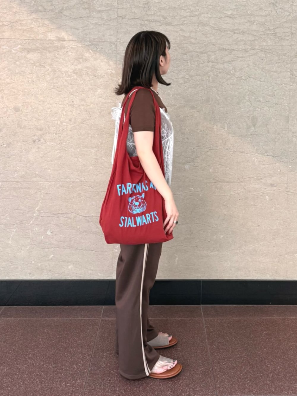 ホワイト系のキャミソール、ブラウン系のその他パンツ、レッド系のトートバッグを着用したレディースの夏コーディネートの4枚目の写真