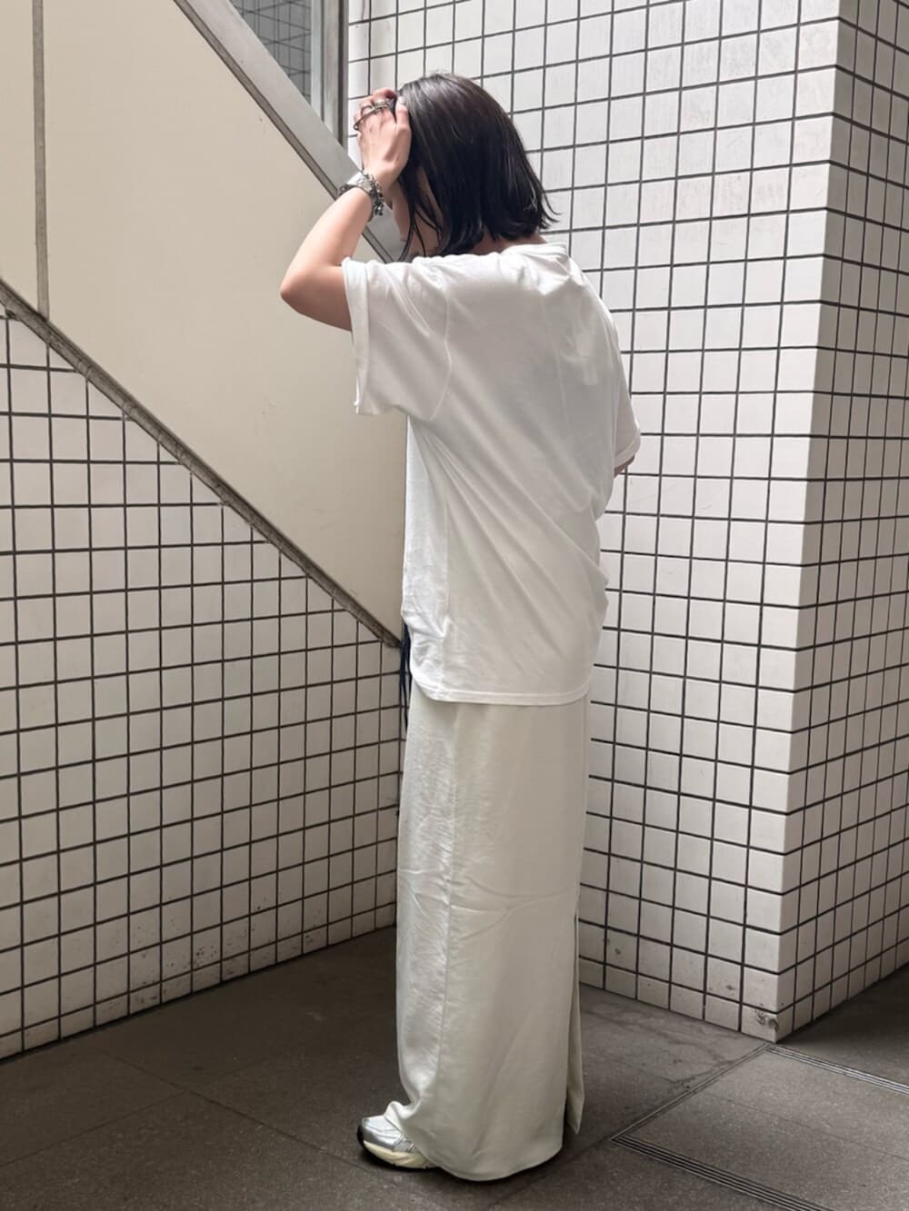 ホワイト系のTシャツ/カットソー、ブルー系のハンドバッグ、ホワイト系のワンピースを着用したレディースの春コーディネートの4枚目の写真