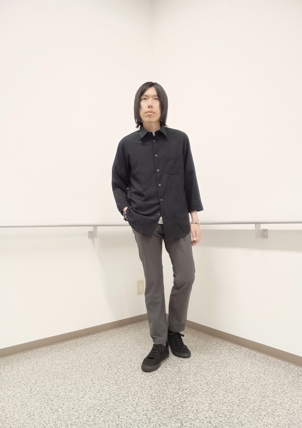 ブラック系のシャツ/ブラウス、グレー系のTシャツ/カットソー、グレー系のスラックスを着用したメンズの夏コーディネートの5枚目の写真
