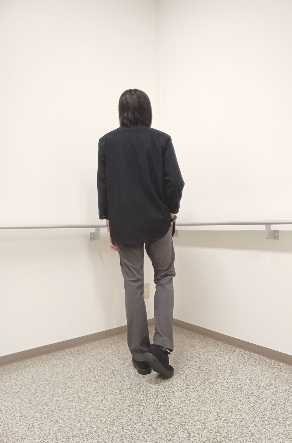 ブラック系のシャツ/ブラウス、グレー系のTシャツ/カットソー、グレー系のスラックスを着用したメンズの夏コーディネートの4枚目の写真