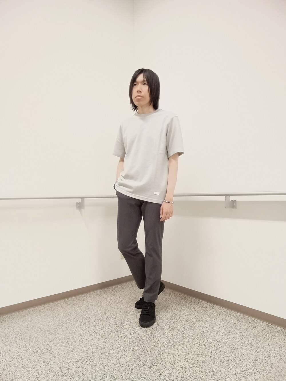 ブラック系のシャツ/ブラウス、グレー系のTシャツ/カットソー、グレー系のスラックスを着用したメンズの夏コーディネートの6枚目の写真