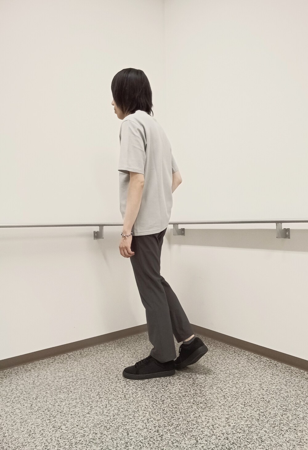 ブラック系のシャツ/ブラウス、グレー系のTシャツ/カットソー、グレー系のスラックスを着用したメンズの夏コーディネートの8枚目の写真