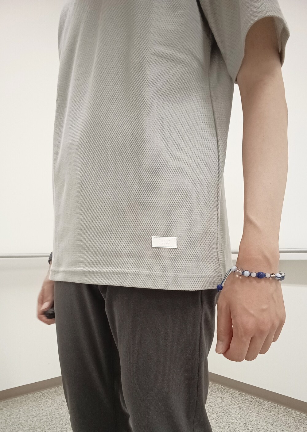 ブラック系のシャツ/ブラウス、グレー系のTシャツ/カットソー、グレー系のスラックスを着用したメンズの夏コーディネートの10枚目の写真