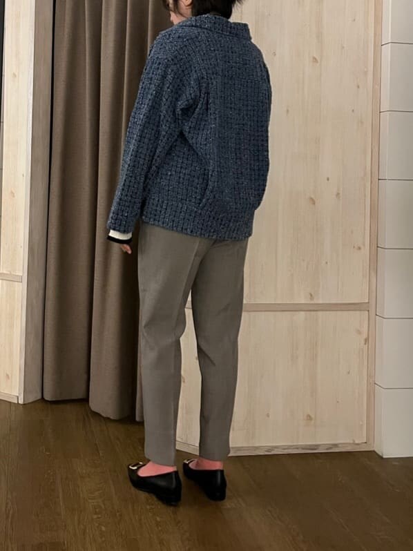 ブルー系のデニムジャケット、ホワイト系のニット/セーター、グレー系のその他パンツを着用したレディースの春コーディネートの2枚目の写真
