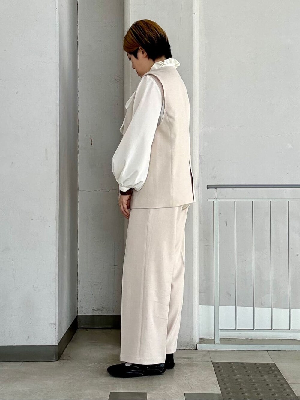 ベージュ系のベスト、ホワイト系のシャツ/ブラウス、ベージュ系のその他パンツを着用したレディースの春コーディネートの3枚目の写真