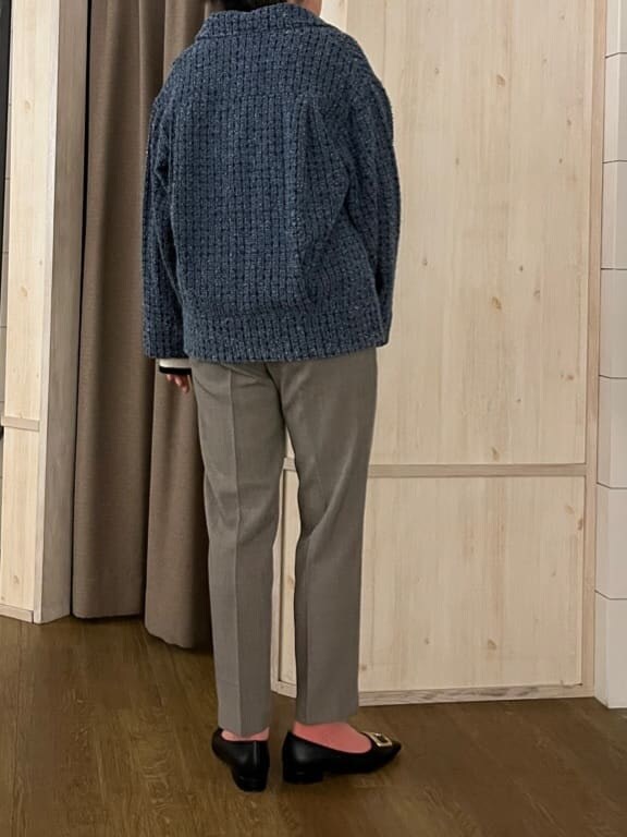 ブルー系のデニムジャケット、ホワイト系のニット/セーター、グレー系のその他パンツを着用したレディースの春コーディネートの3枚目の写真