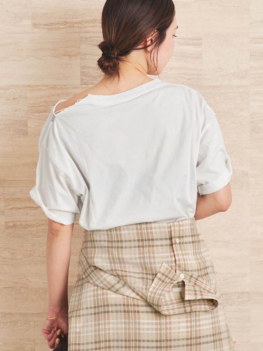 ベージュ系のチノパンツ、ベージュ系のシャツ/ブラウス、ホワイト系のクラッチバッグを着用したレディースの夏コーディネートの6枚目の写真
