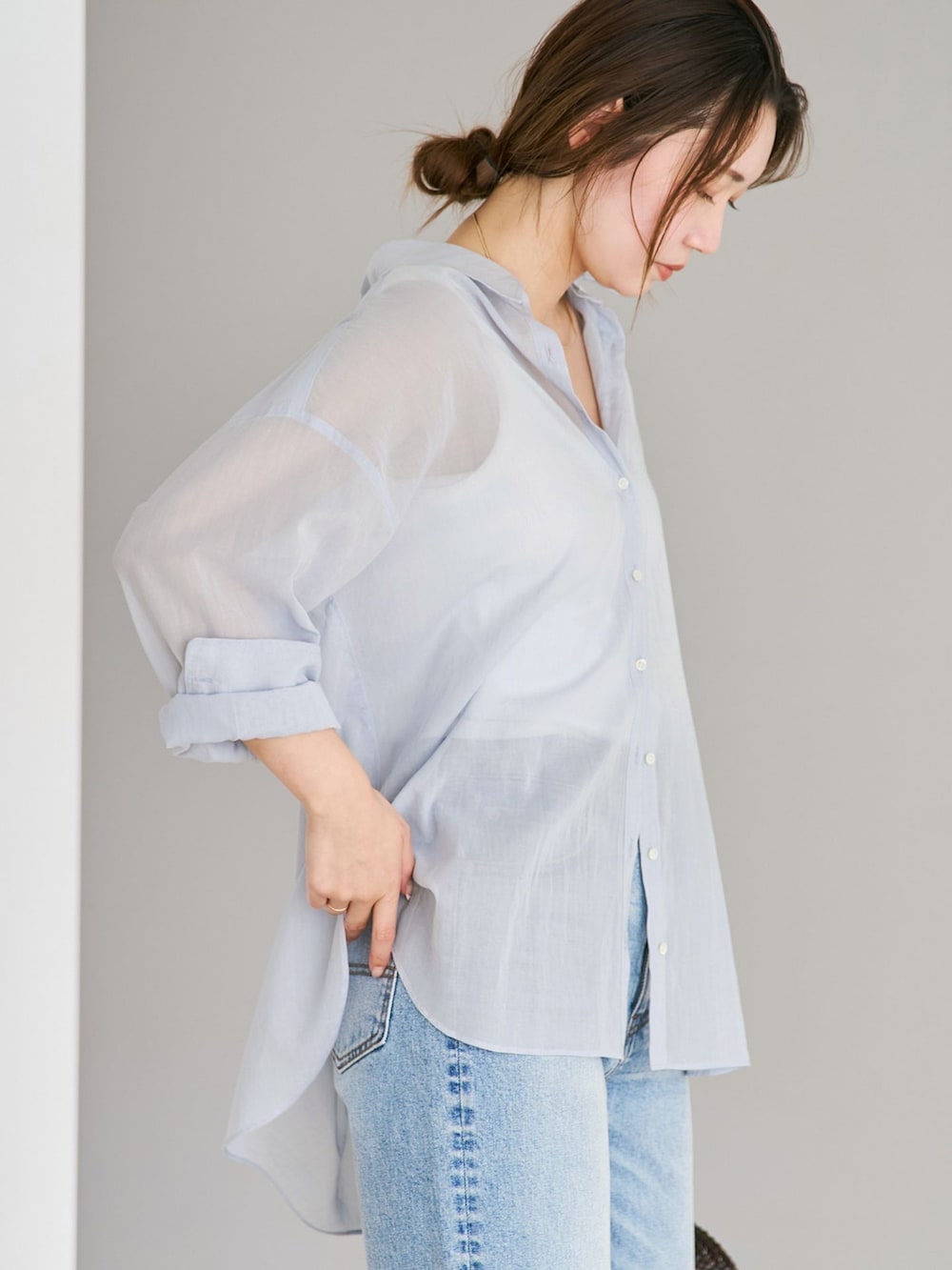 ブルー系のデニムパンツ、ブルー系のシャツ/ブラウス、ブラウン系のサンダルを着用したレディースの夏コーディネートの5枚目の写真
