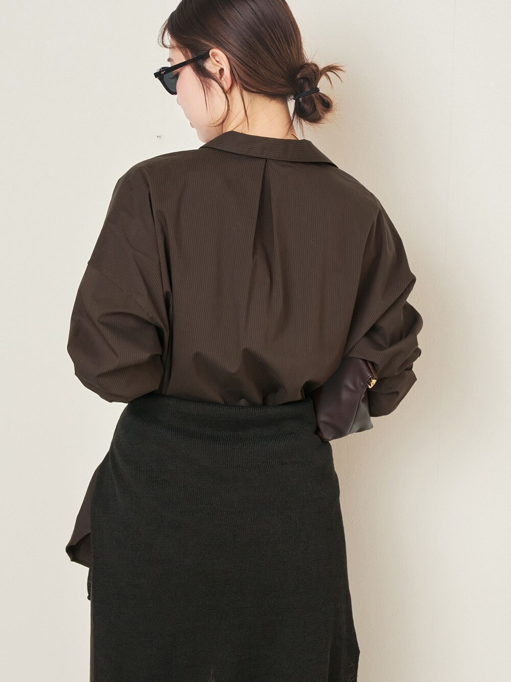 ブラウン系のその他パンツ、ブラウン系のシャツ/ブラウス、ブラウン系のクラッチバッグを着用したレディースの春コーディネートの6枚目の写真