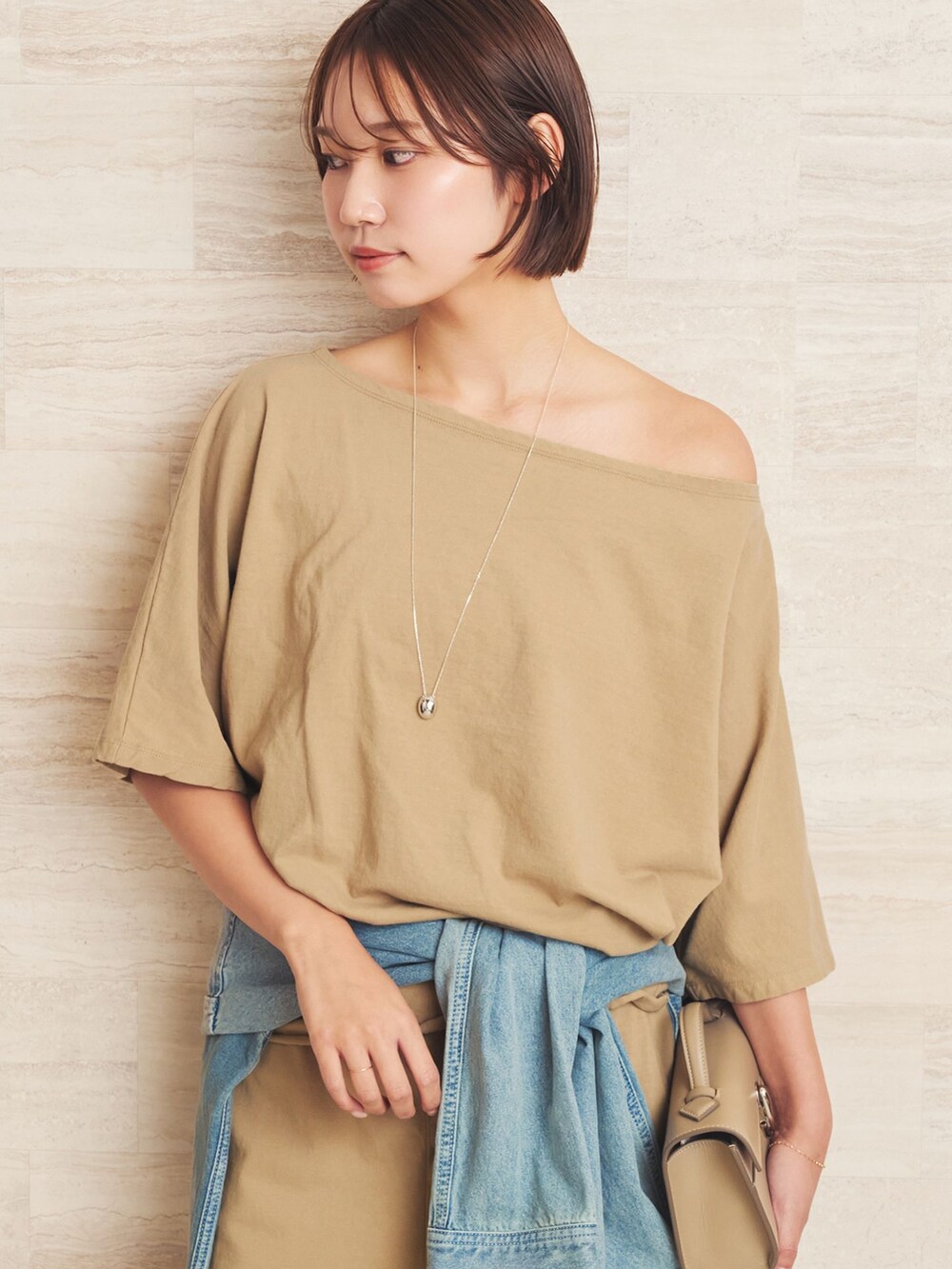 ベージュ系のその他パンツ、ベージュ系のTシャツ/カットソーを着用したレディースの夏コーディネートの4枚目の写真