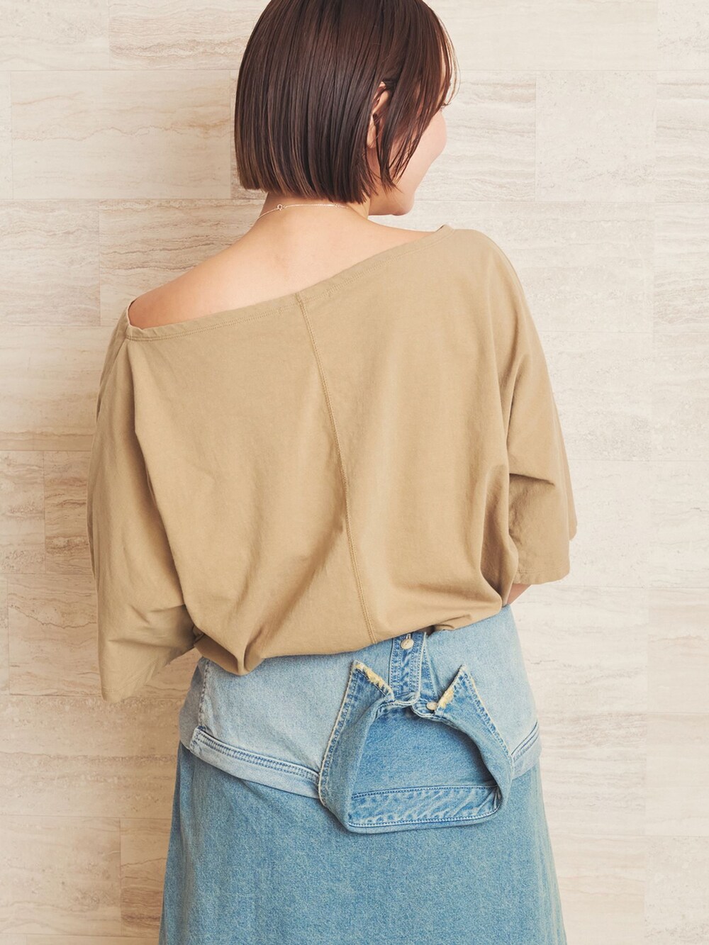 ベージュ系のその他パンツ、ベージュ系のTシャツ/カットソーを着用したレディースの夏コーディネートの6枚目の写真