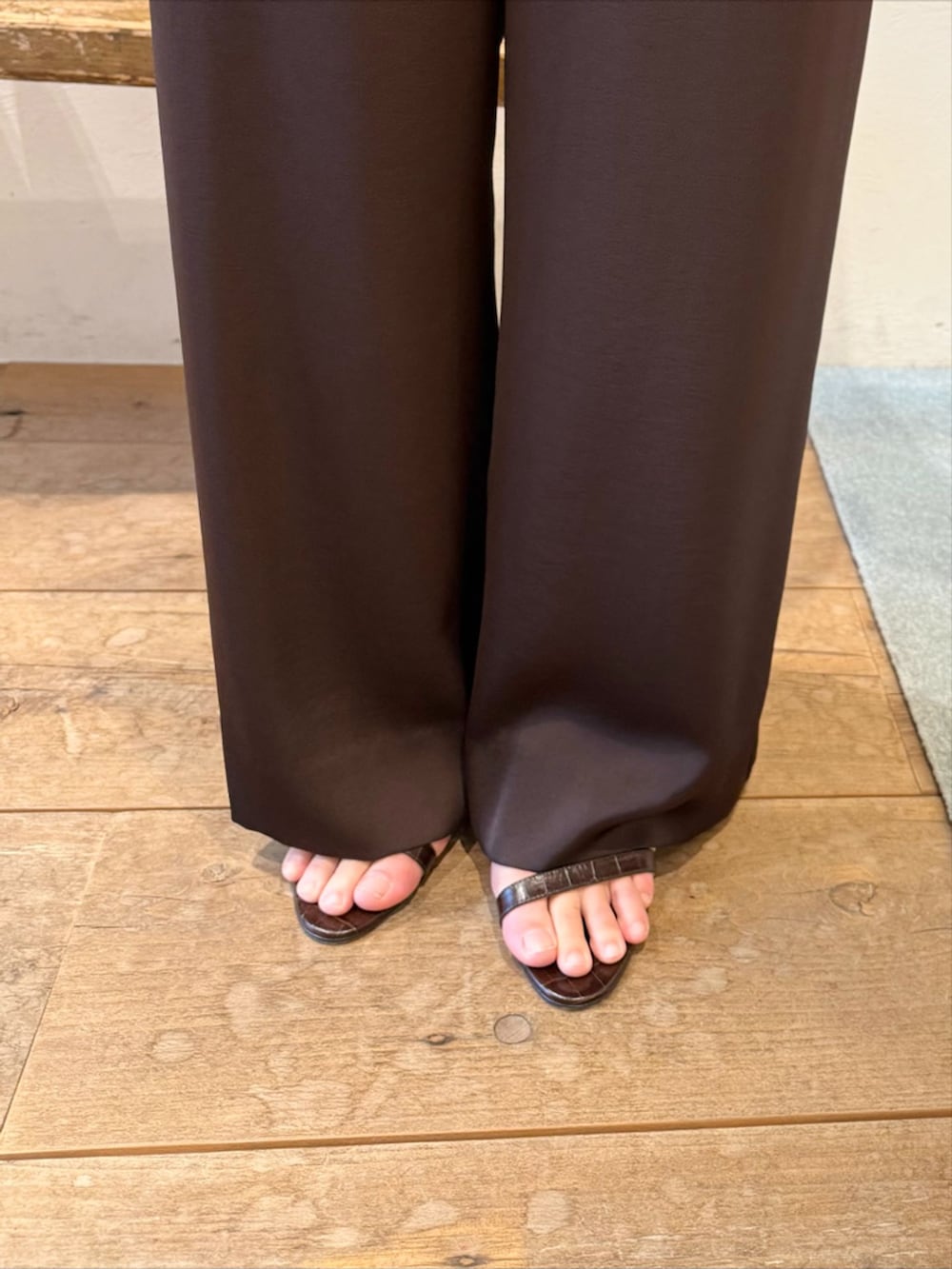 ホワイト系のデニムジャケット、ブラウン系のその他パンツ、ブラウン系のキャミソールを着用したレディースの冬コーディネートの5枚目の写真
