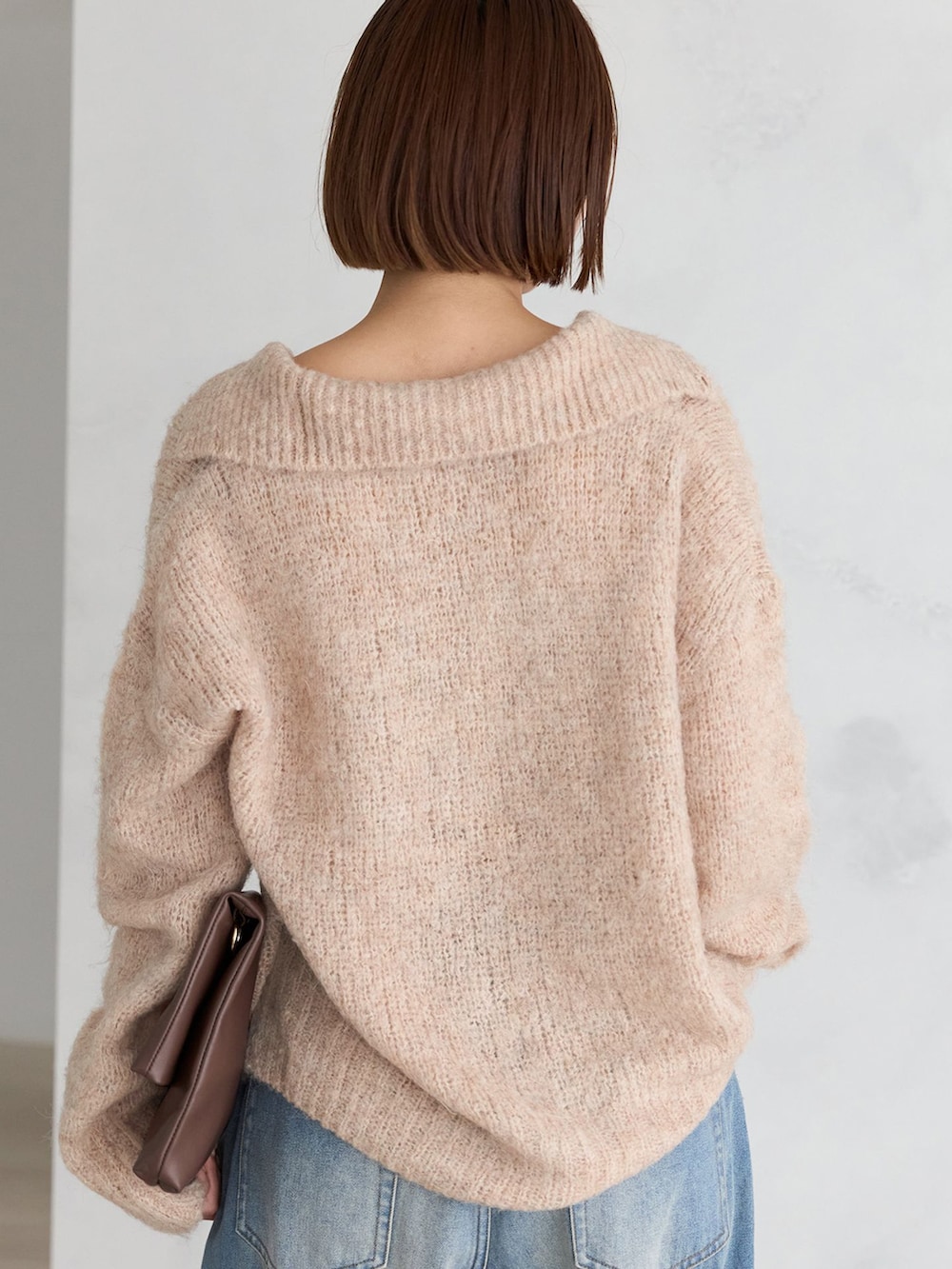 ブルー系のデニムパンツ、ピンク系のカーディガン/ボレロを着用したレディースの秋コーディネートの7枚目の写真