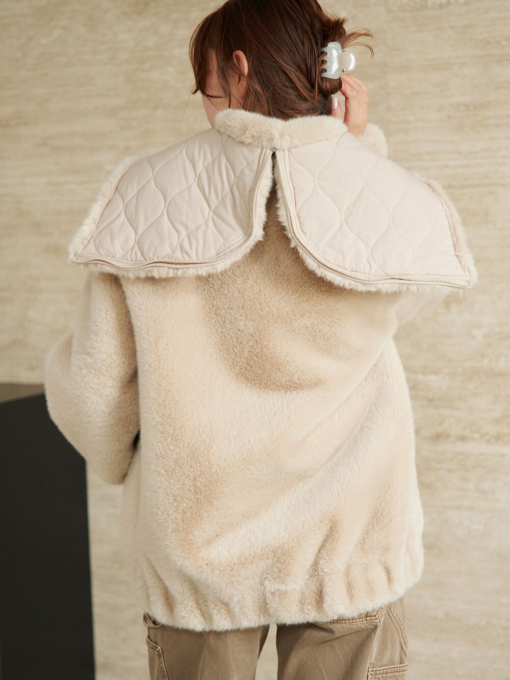 ブラウン系のカーディガン/ボレロを着用したレディースの夏コーディネートの7枚目の写真