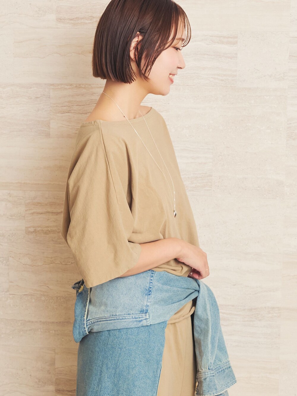 ベージュ系のその他パンツ、ベージュ系のTシャツ/カットソーを着用したレディースの夏コーディネートの5枚目の写真