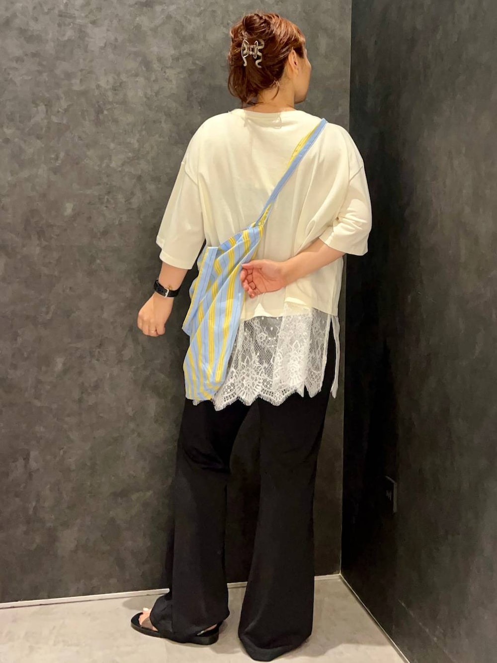 ブルー系のトートバッグ、その他のサンダル、ブラック系のその他パンツを着用したレディースの夏コーディネートの3枚目の写真