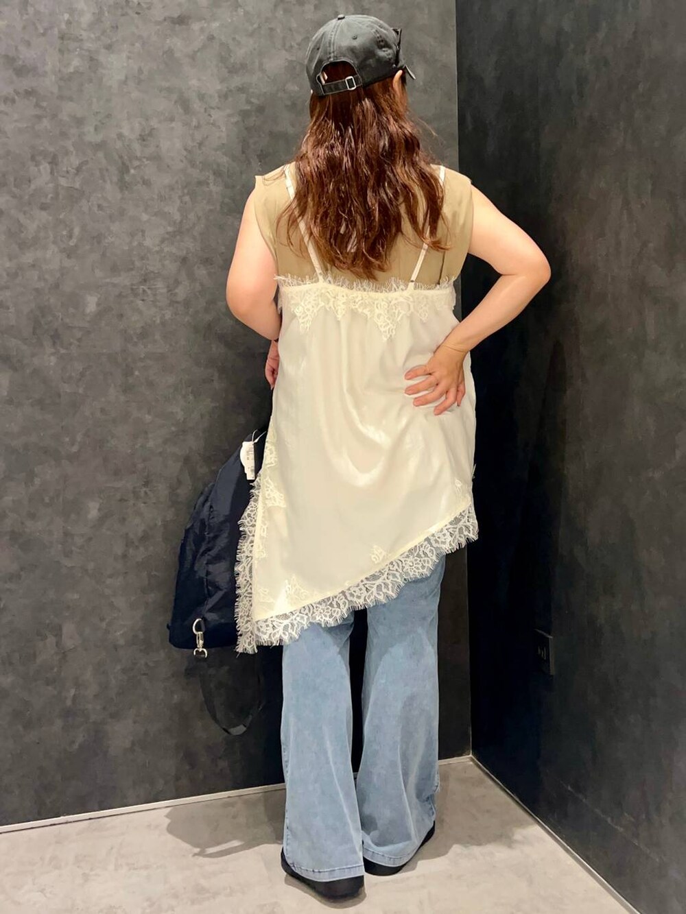 ベージュ系のTシャツ/カットソー、ブラウン系のサンダル、ブラック系のバックパック/リュックを着用したレディースの夏コーディネートの3枚目の写真