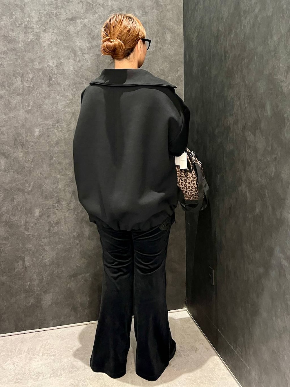 ブラック系のローファー、ブラウン系のTシャツ/カットソー、ブラック系のカーディガン/ボレロを着用したレディースの秋コーディネートの4枚目の写真