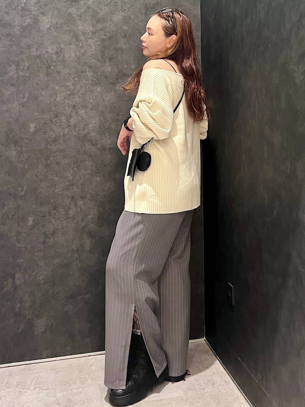 グレー系のその他パンツ、ブラック系のブーツ、ベージュ系のカーディガン/ボレロを着用したレディースの秋コーディネートの2枚目の写真