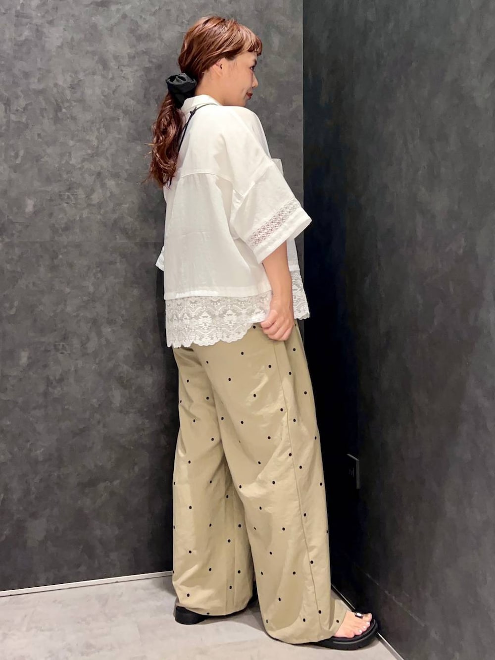 ブラック系のサンダル、ベージュ系のその他パンツ、ブラック系のショルダーバッグを着用したレディースの夏コーディネートの2枚目の写真