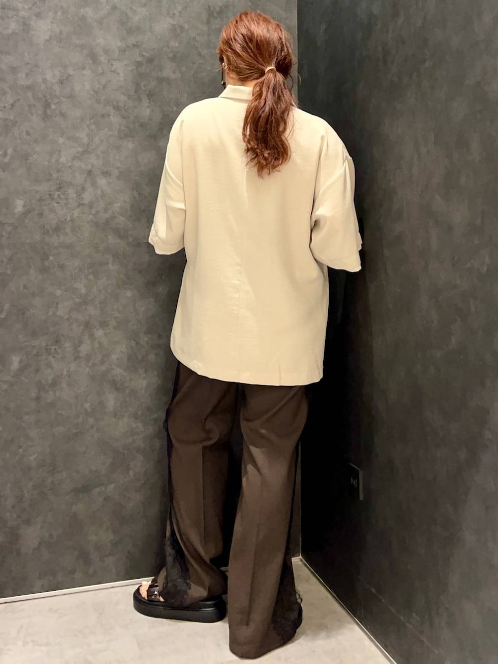 ブラウン系のその他パンツ、ブラック系のサンダル、ベージュ系のテーラードジャケットを着用したレディースの夏コーディネートの3枚目の写真