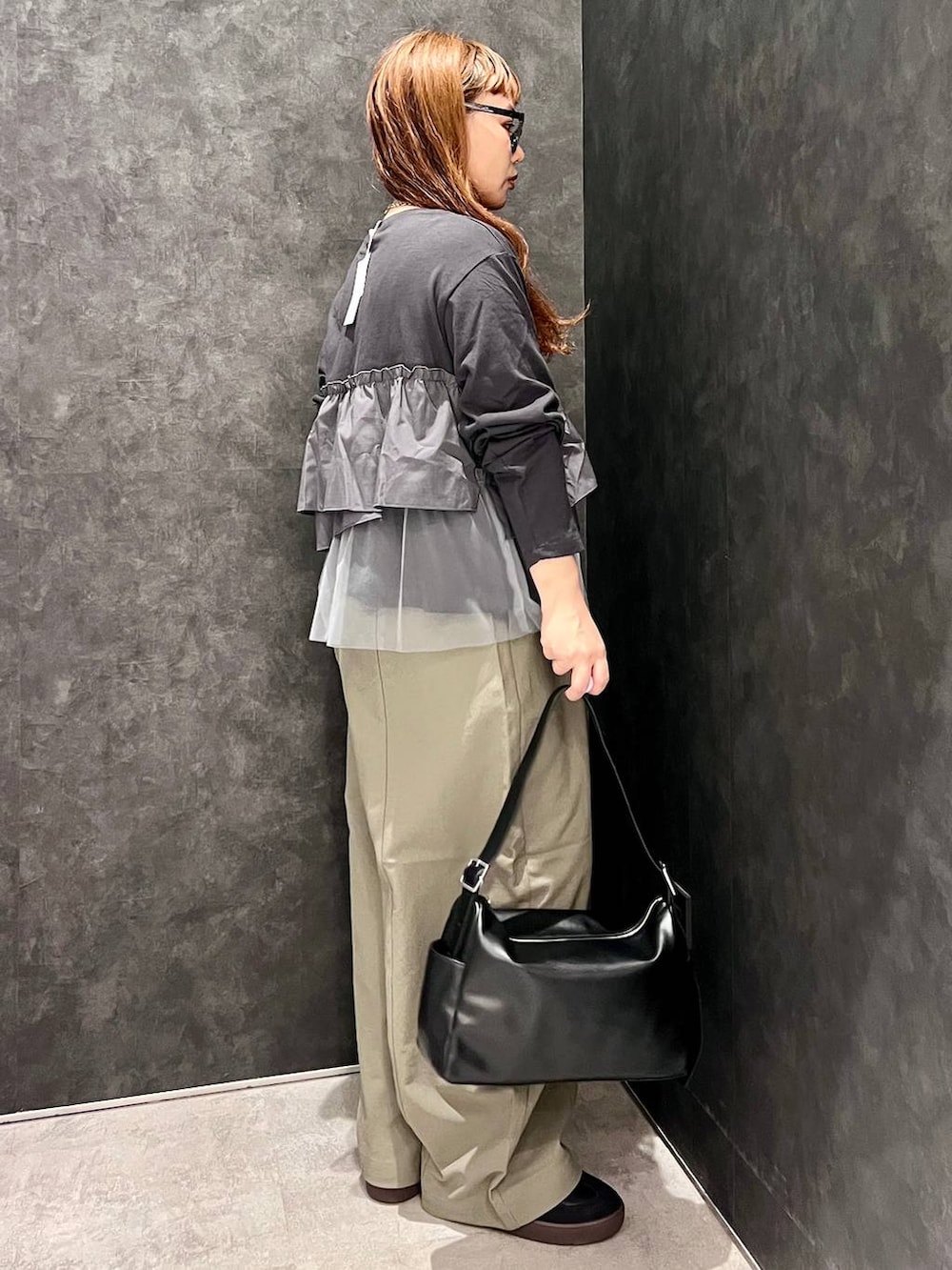 ブラック系のスニーカー、グレー系のTシャツ/カットソー、グリーン系のその他パンツを着用したレディースの秋コーディネートの3枚目の写真
