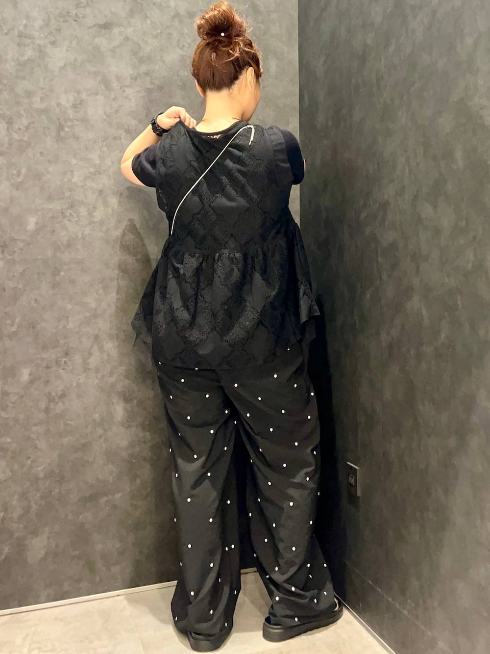 ブラック系のサンダル、ブラック系のTシャツ/カットソー、ブラック系のその他パンツを着用したレディースの夏コーディネートの4枚目の写真