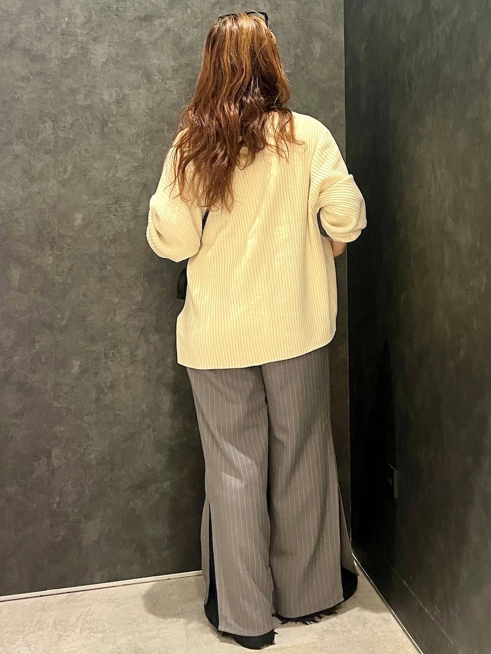 グレー系のその他パンツ、ブラック系のブーツ、ベージュ系のカーディガン/ボレロを着用したレディースの秋コーディネートの3枚目の写真