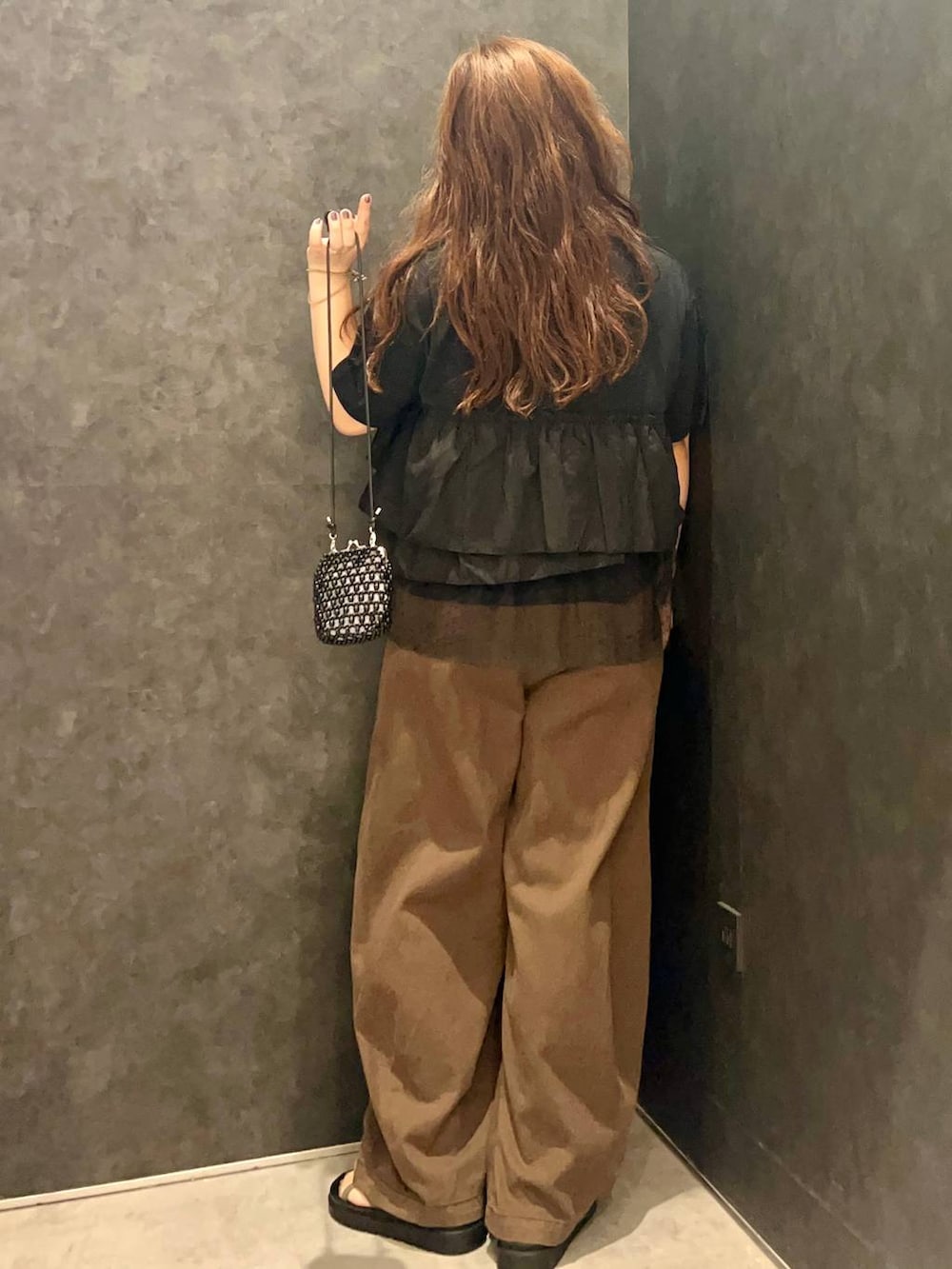 ブラウン系のその他パンツ、ブラウン系のサンダル、ブラック系のTシャツ/カットソーを着用したレディースの夏コーディネートの3枚目の写真