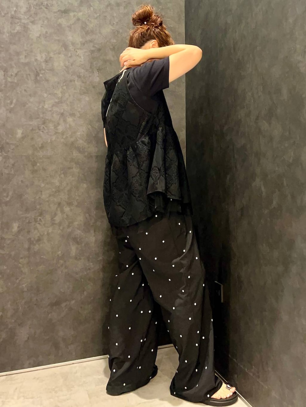 ブラック系のサンダル、ブラック系のTシャツ/カットソー、ブラック系のその他パンツを着用したレディースの夏コーディネートの3枚目の写真