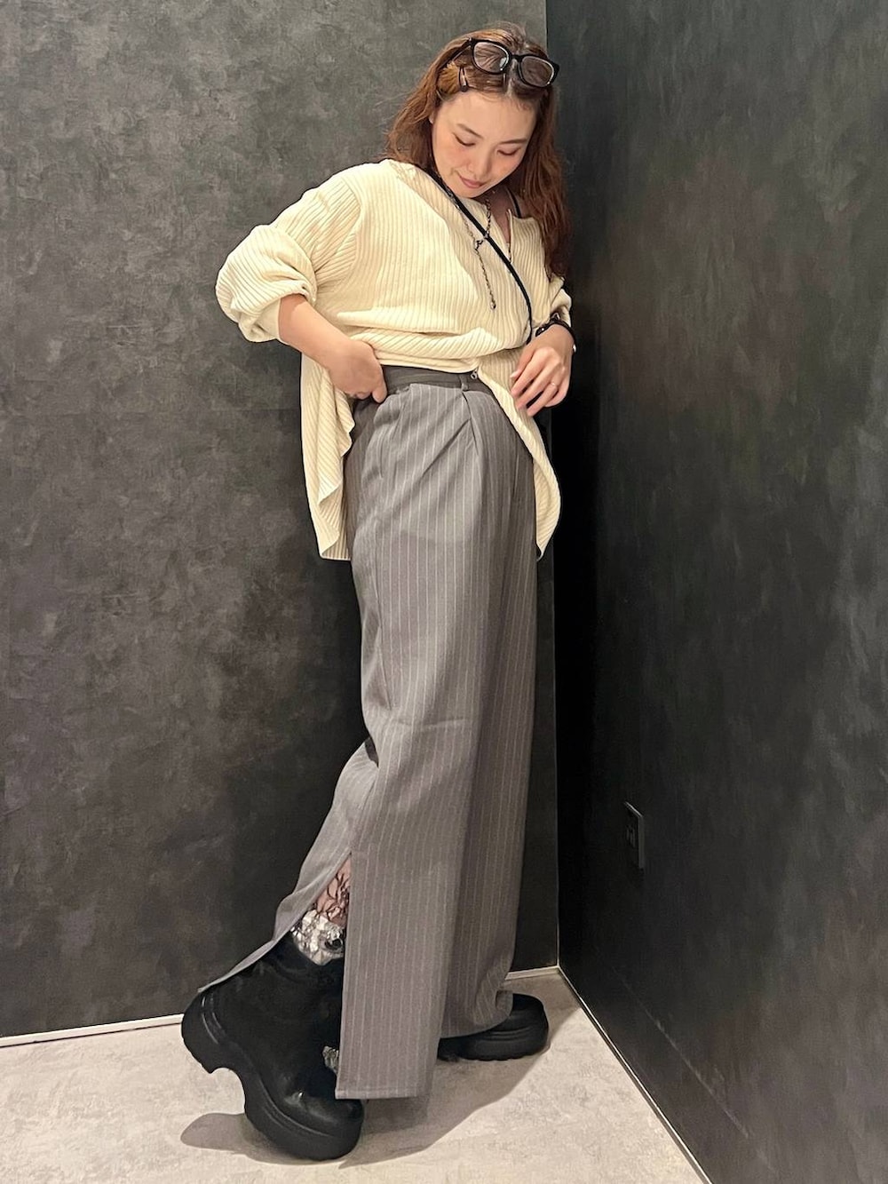 グレー系のその他パンツ、ブラック系のブーツ、ベージュ系のカーディガン/ボレロを着用したレディースの秋コーディネートの4枚目の写真
