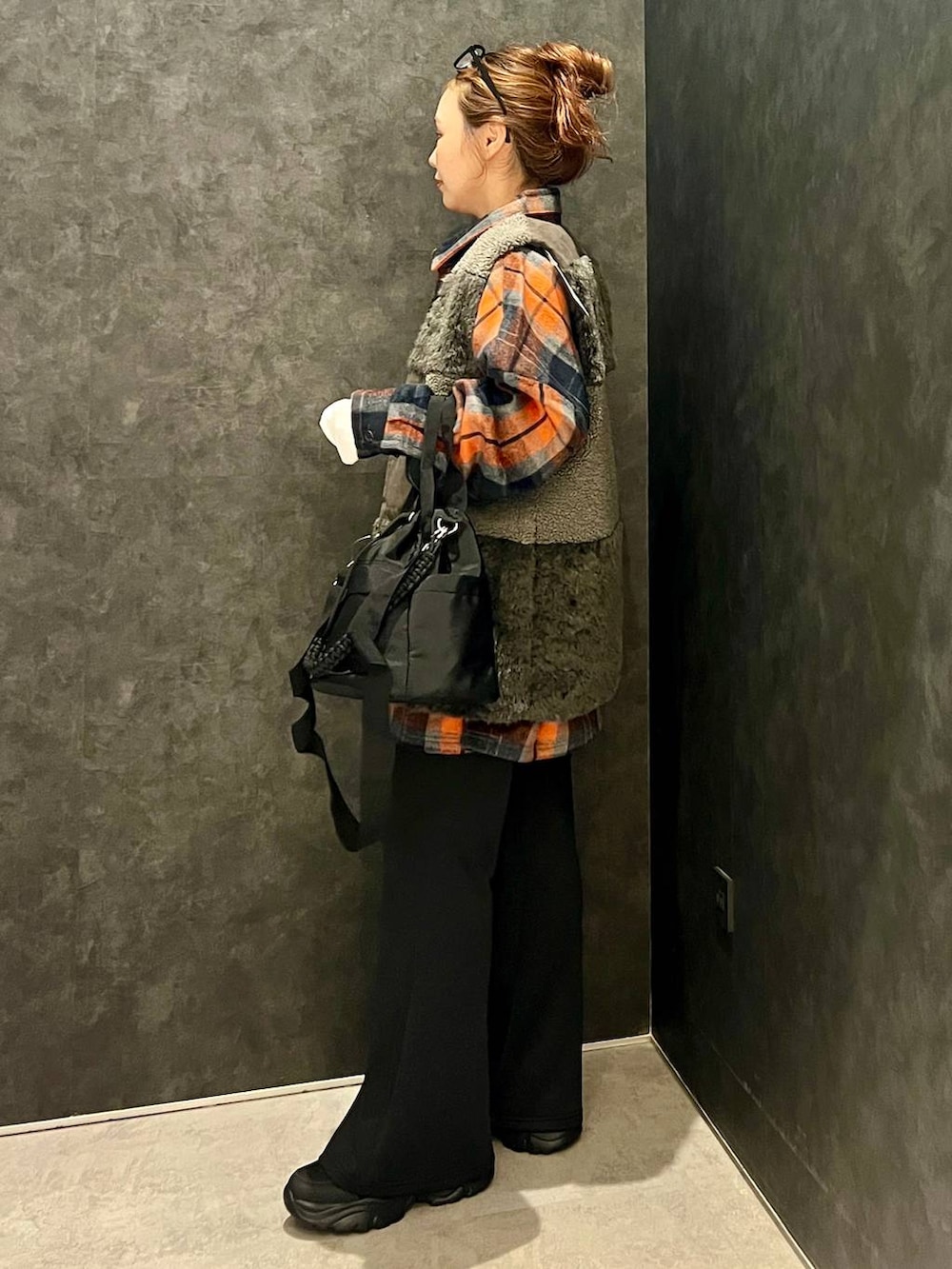 ブラック系のスニーカー、ブラック系のその他パンツ、ブラック系のショルダーバッグを着用したレディースの秋コーディネートの3枚目の写真